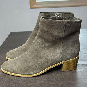 Clark’s 9.5 Suede Ankle Boots in Taupe Full Side Zip Neutral Booties